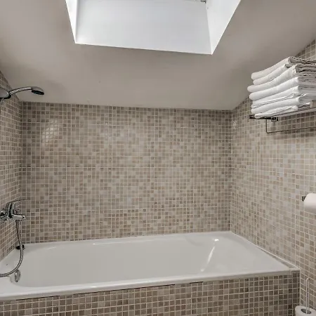 Modern In With Terrace *